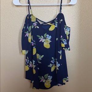 Blouse with straps, open shoulders and sleeves